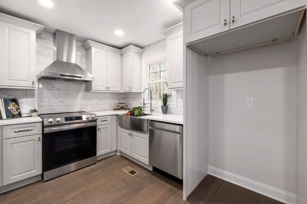 Bright, clean modern kitchen representative of a Lumiora house cleaning result (stock photo)